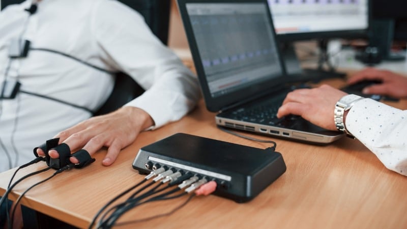 בדיקת פוליגרף לעובד 